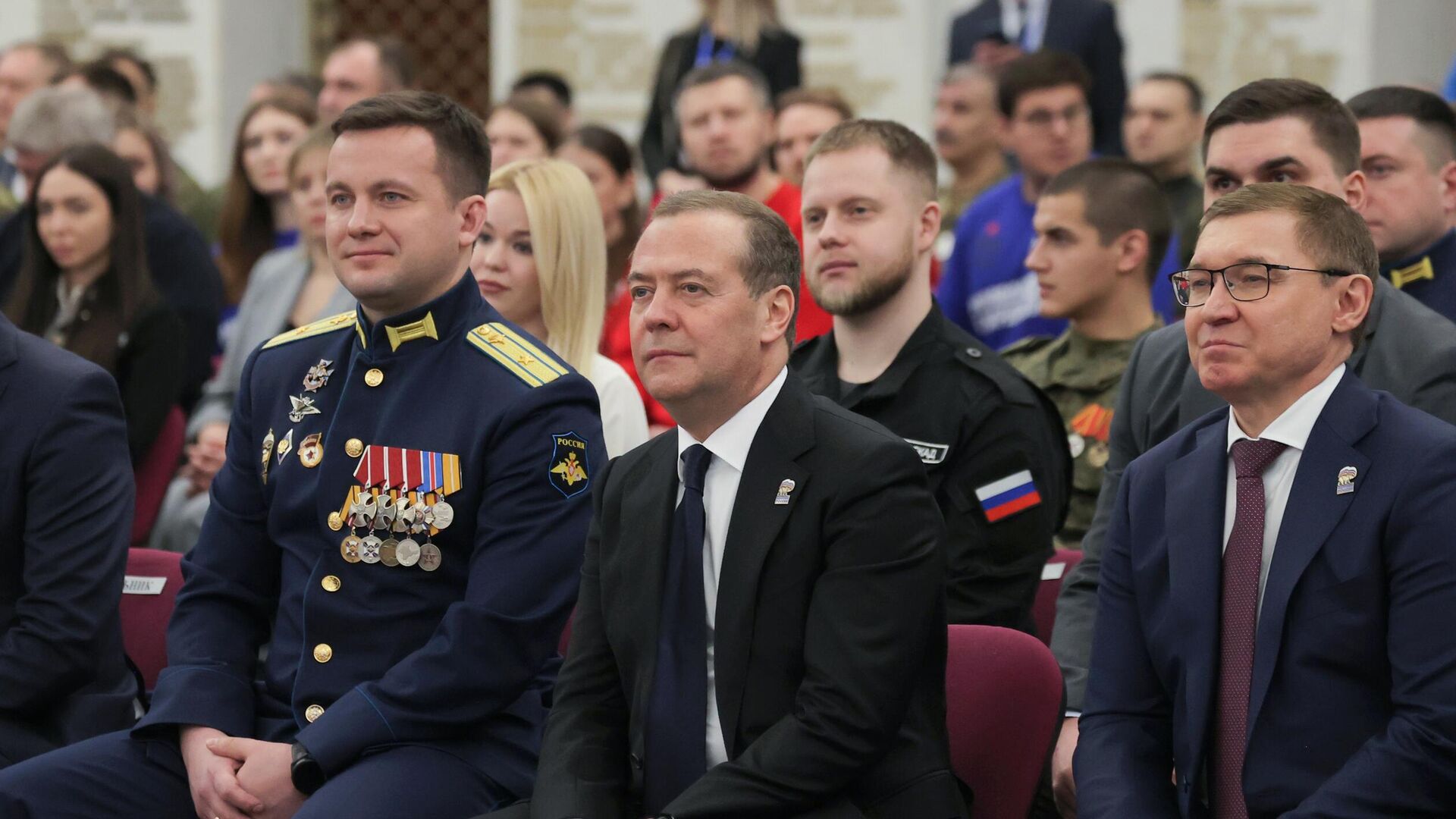 Зампред Совбеза РФ Дмитрий Медведев встретился с ветеранами боевых действий разных поколений. 21 февраля 2025 - РИА Новости, 1920, 21.02.2025