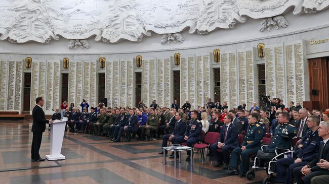 Заместитель председателя Совета безопасности РФ, председатель партии Единая Россия Дмитрий Медведев выступает на встрече с ветеранами боевых действий разных поколений в Москве. 21 февраля 2025