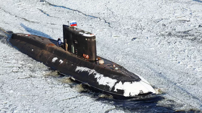 Дизель-электрическая подводная лодка Якутск в порту Санкт-Петербурга