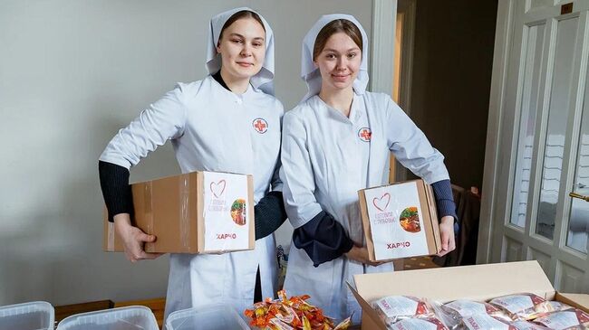 Московские школьники, студенты, их родители и педагоги передали поздравления и необходимые предметы участникам СВО и жителям новых территорий России