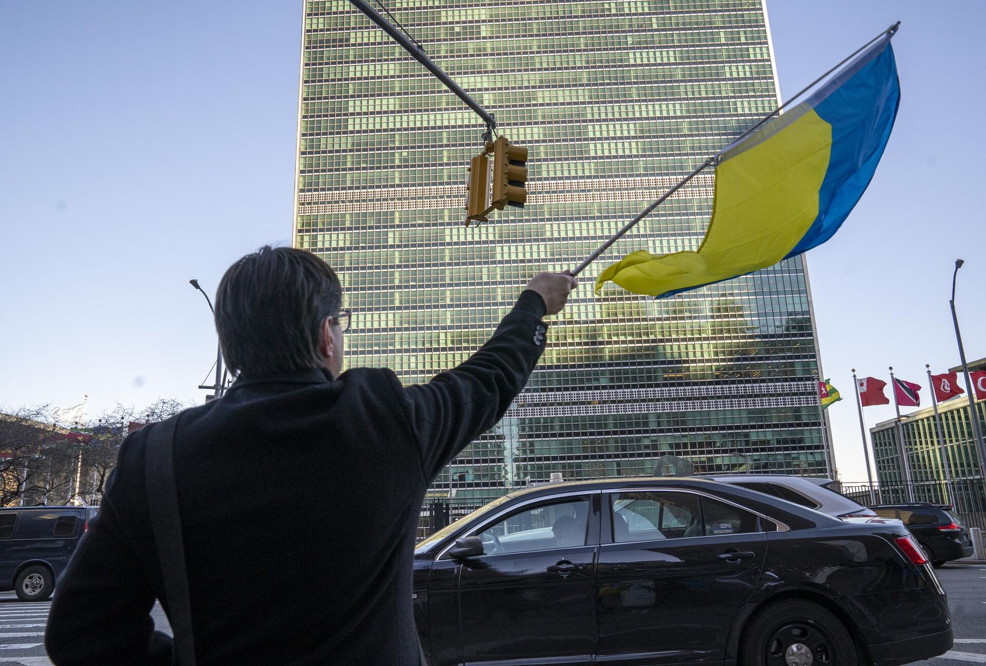Протестующий с флагом Украины возле здания штаб-квартиры Организации Объединенных Наций в Нью-Йорке, США Протестующий с флагом Украины возле здания штаб-квартиры Организации Объединенных Наций в Нью-Йорке, США - РИА Новости, 1920, 26.02.2025