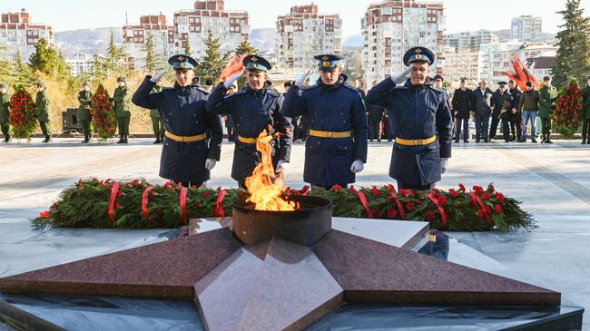 Возложение цветов к Вечному огню и открытие Аллеи героев СВО на Завокзальном мемориальном комплексе в Сочи в День защитника Отечества