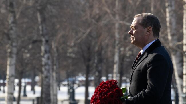 Заместитель председателя Совета безопасности РФ Дмитрий Медведев на церемонии возложения цветов к Могиле Неизвестного Солдата в Александровском саду