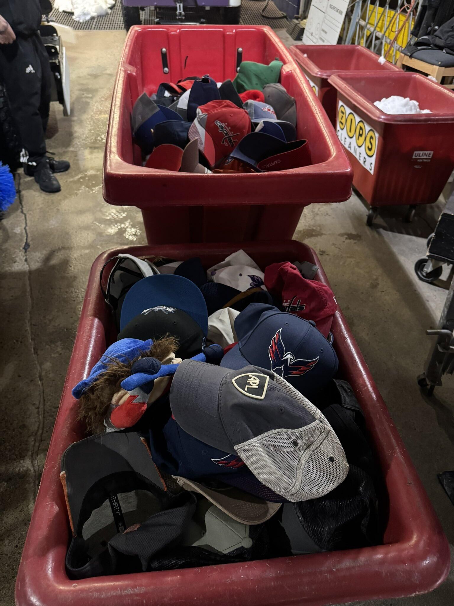 Кепки в честь хет-трика Александра Овечкина Кепки в честь хет-трика Александра Овечкина - РИА Новости, 1920, 24.02.2025