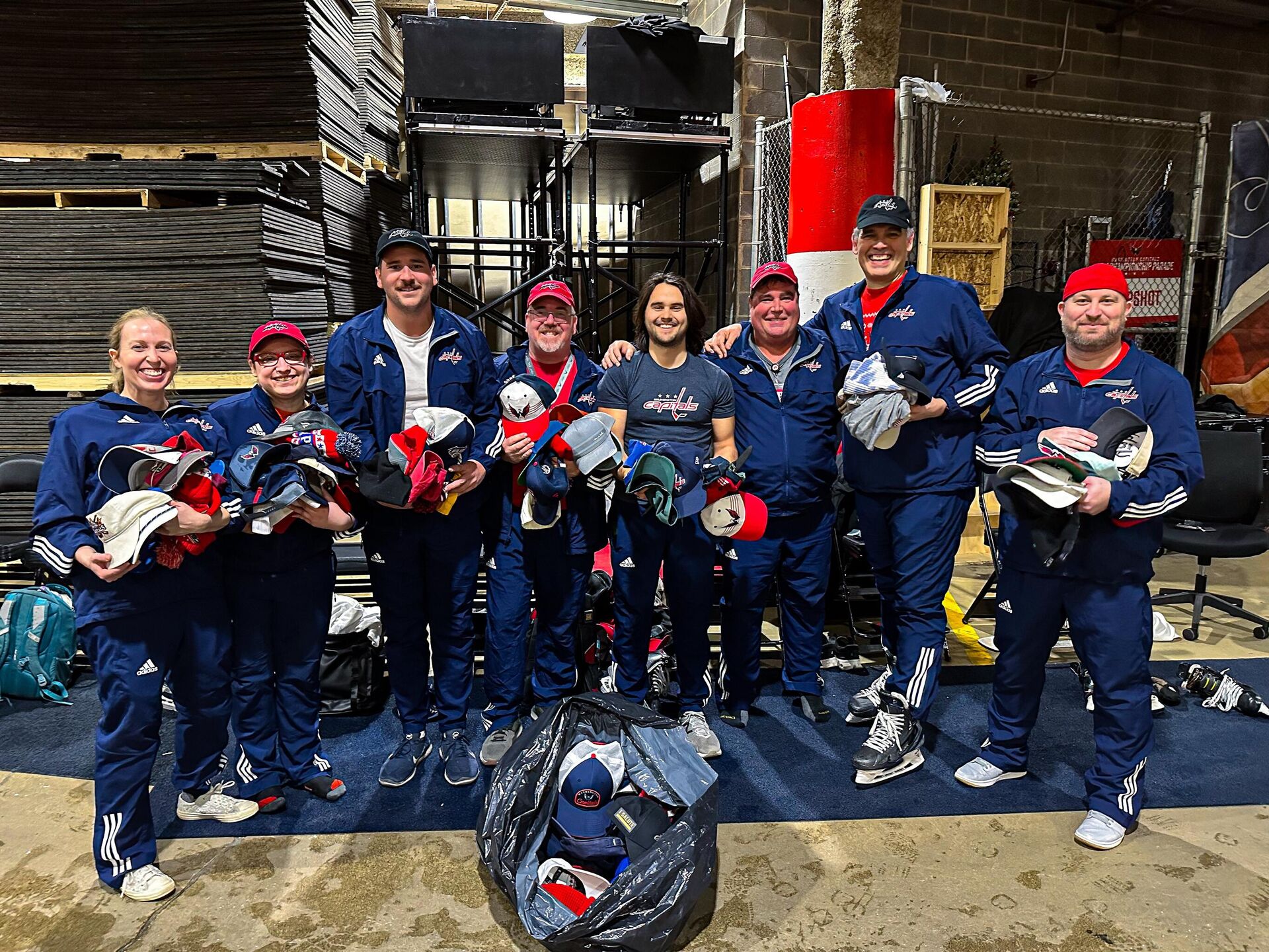 Кепки в честь хет-трика Александра Овечкина Кепки в честь хет-трика Александра Овечкина - РИА Новости, 1920, 24.02.2025