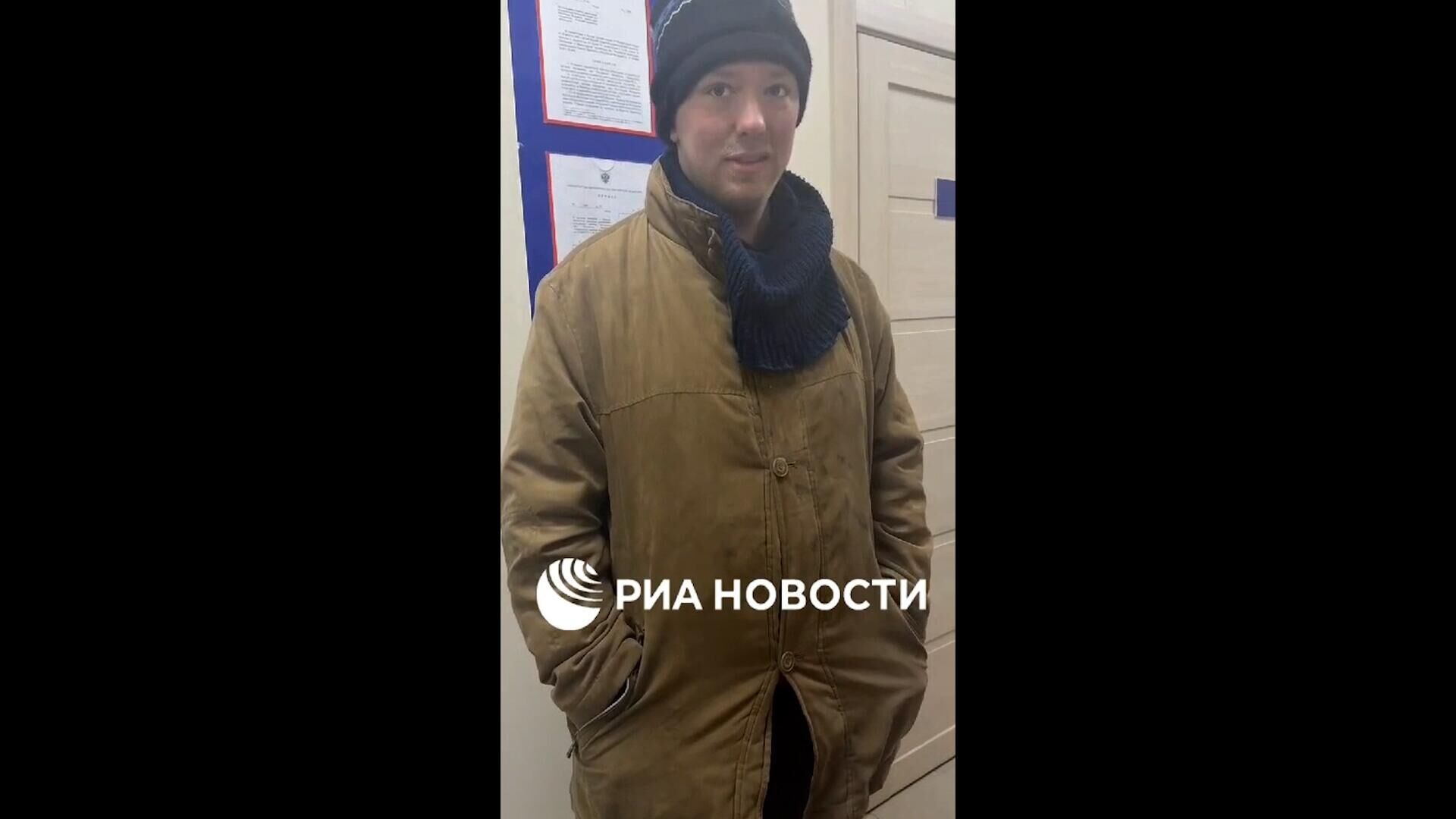 Вырывалась из рук: видео с мужчиной, сбросившего кошку на скалы  - РИА Новости, 1920, 24.02.2025