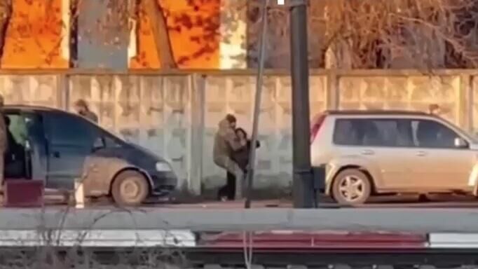 Сотрудники военкомата пытались задушить мужчину во время силовой мобилизации в городе Хмельницкий на западе Украины - РИА Новости, 1920, 01.03.2025