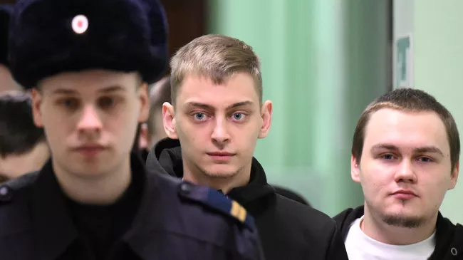Обвиняемые в поджоге пожарного вертолета на аэродроме Остафьево перед заседанием 2-й западного окружного суда