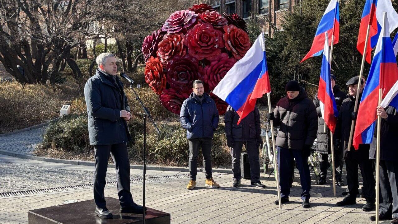Митинг в поддержку России возле посольства РФ в Сеуле. 24 февраля 2025 - РИА Новости, 1920, 24.02.2025