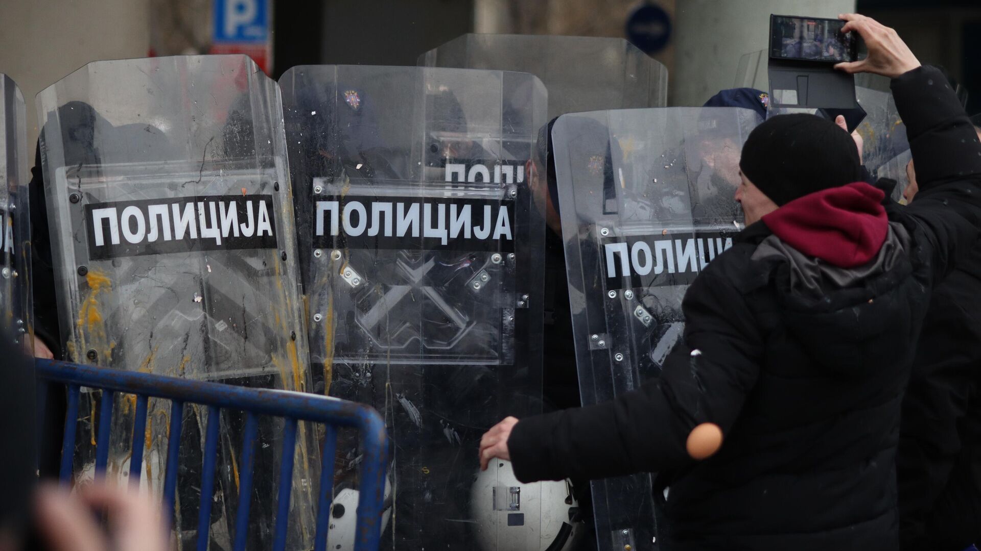 Участники протестной акции забросали кордон полиции яйцами, мукой и краской в знак протеста против избрания мэром Жарко Мичина экс-главы кабинета премьера Милоша Вучевича в Нови-Саде - РИА Новости, 1920, 24.02.2025