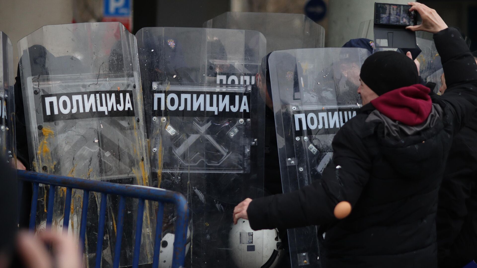 Участники протестной акции забросали кордон полиции яйцами, мукой и краской в знак протеста против избрания мэром Жарко Мичина экс-главы кабинета премьера Милоша Вучевича в Нови-Саде Участники протестной акции забросали кордон полиции яйцами, мукой и краской в знак протеста против избрания мэром Жарко Мичина экс-главы кабинета премьера Милоша Вучевича в Нови-Саде - РИА Новости, 1920, 24.02.2025
