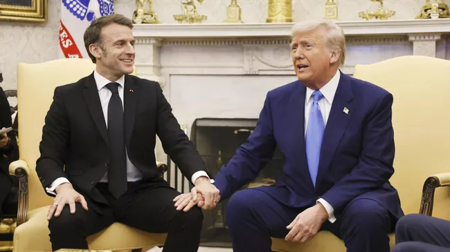 Президент США Дональд Трамп и президент Франции Эммануэль Макрон во время встречи в Вашингтоне. 24 февраля 2025