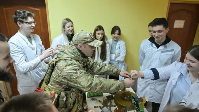 Инструктор Отдельного инженерно-саперного батальона им. Карбышева добровольческого корпуса, действующего в составе Южной группировки российских войск, проводит лекцию по минно-взрывной безопасности для студентов-медиков в одной из больниц Луганска