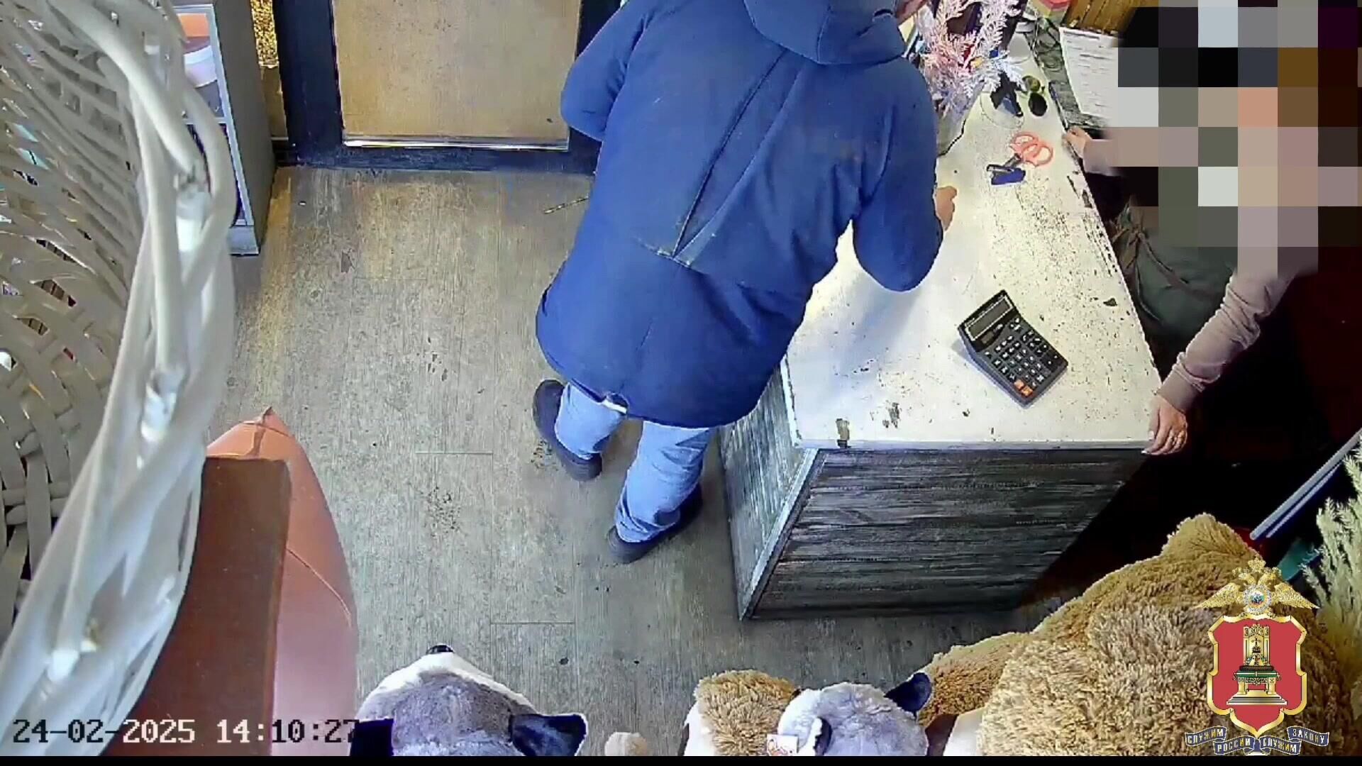 Пьяный мужчина совершил разбойное нападение на цветочный магазин ради одной розы - РИА Новости, 1920, 25.02.2025