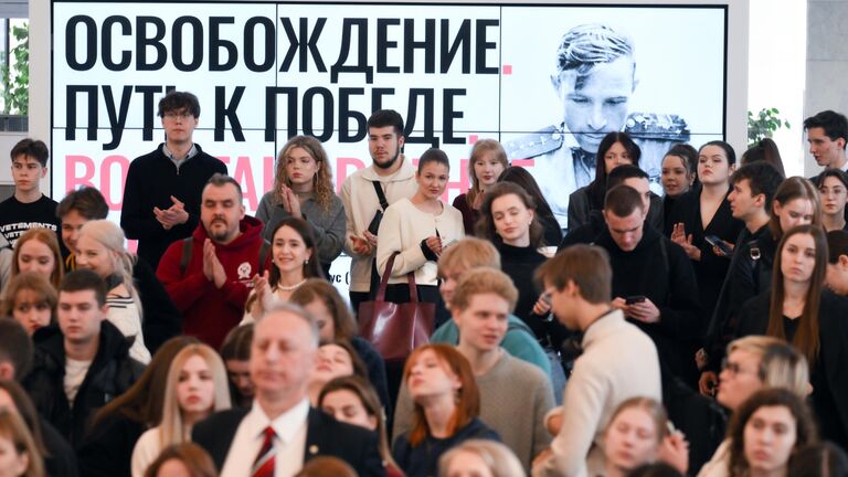 Студенты Российской академии народного хозяйства и государственной службы (РАНХиГС) на открытии фотовыставки Восстановление Европы в Президентской академии в Москве Студенты Российской академии народного хозяйства и государственной службы (РАНХиГС) на открытии фотовыставки Восстановление Европы в Президентской академии в Москве