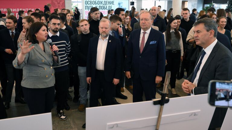 Ректор Российской академии народного хозяйства и государственной службы (РАНХиГС) Алексей Комиссаров, заместитель генерального директора Международной медиагруппы Россия сегодня Александр Яковенко и первый заместитель генерального директора Президентского фонда культурных инициатив Игорь Соболев на открытии фотовыставки Восстановление Европы в Президентской академии в Москве