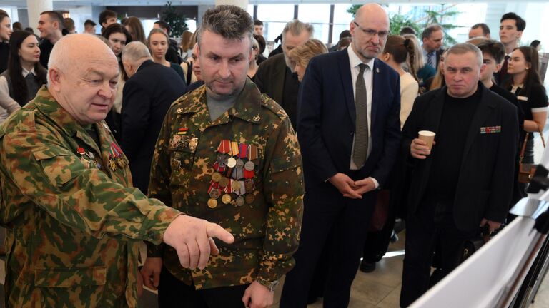 Посетители на открытии фотовыставки Восстановление Европы в Президентской академии в Москве Посетители на открытии фотовыставки Восстановление Европы в Президентской академии в Москве