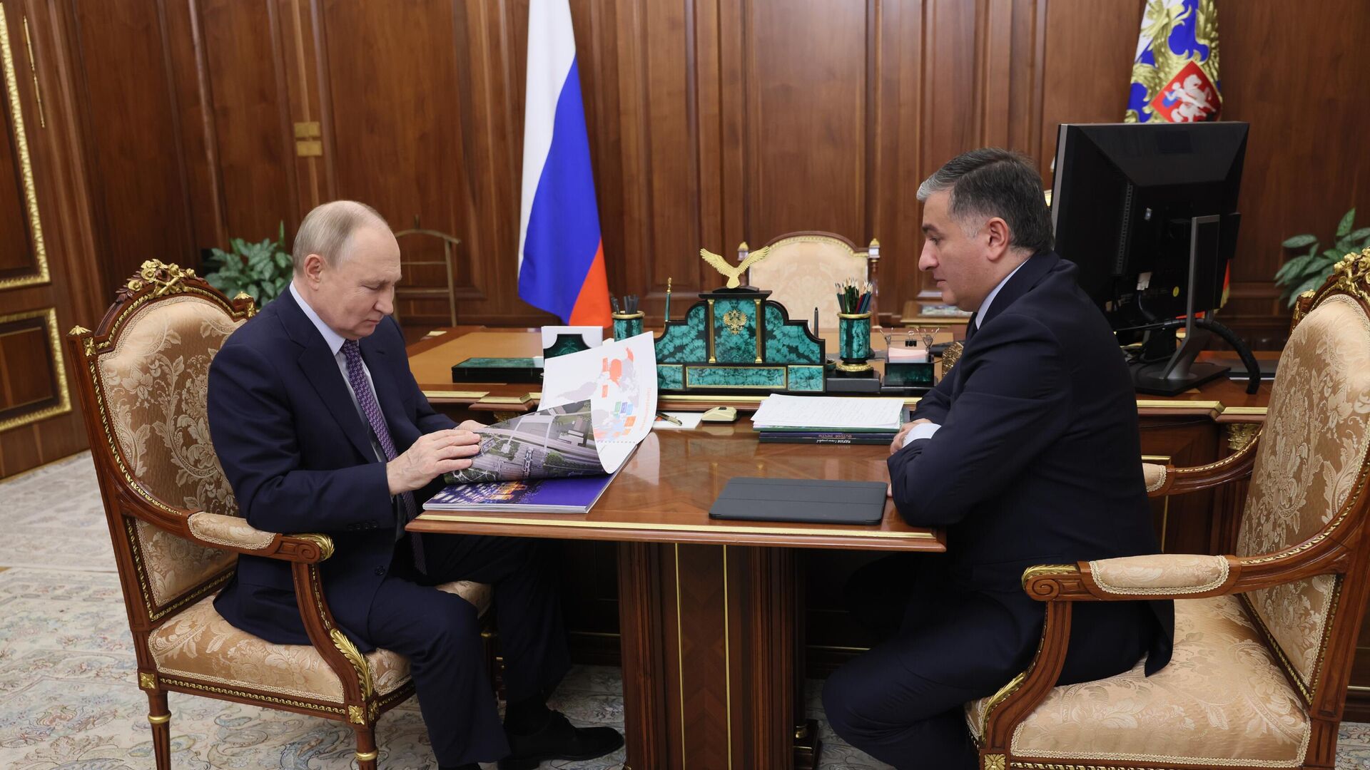 Рабочая встреча президента Владимира Путина с председателем правления компании Остров мечты А. Муцоевым - РИА Новости, 1920, 25.02.2025