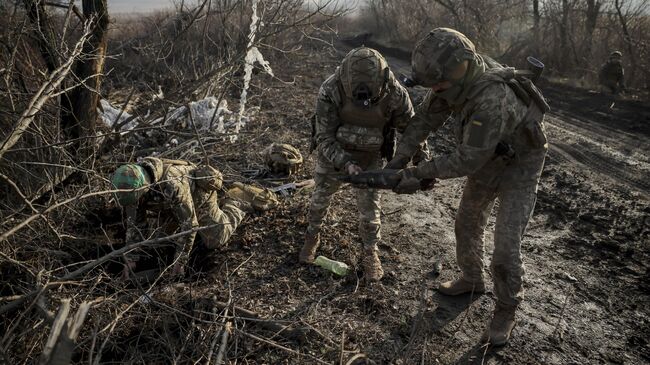 Украинские военные возле фронтовой зоны