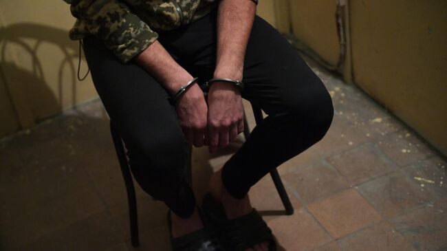 Мужчина в наручниках