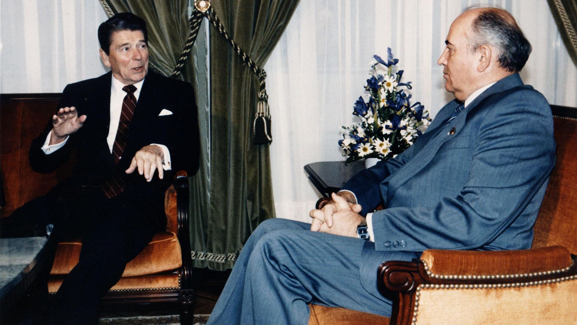 Рональд Рейган и Михаил Горбачев - РИА Новости, 1920, 23.12.2025