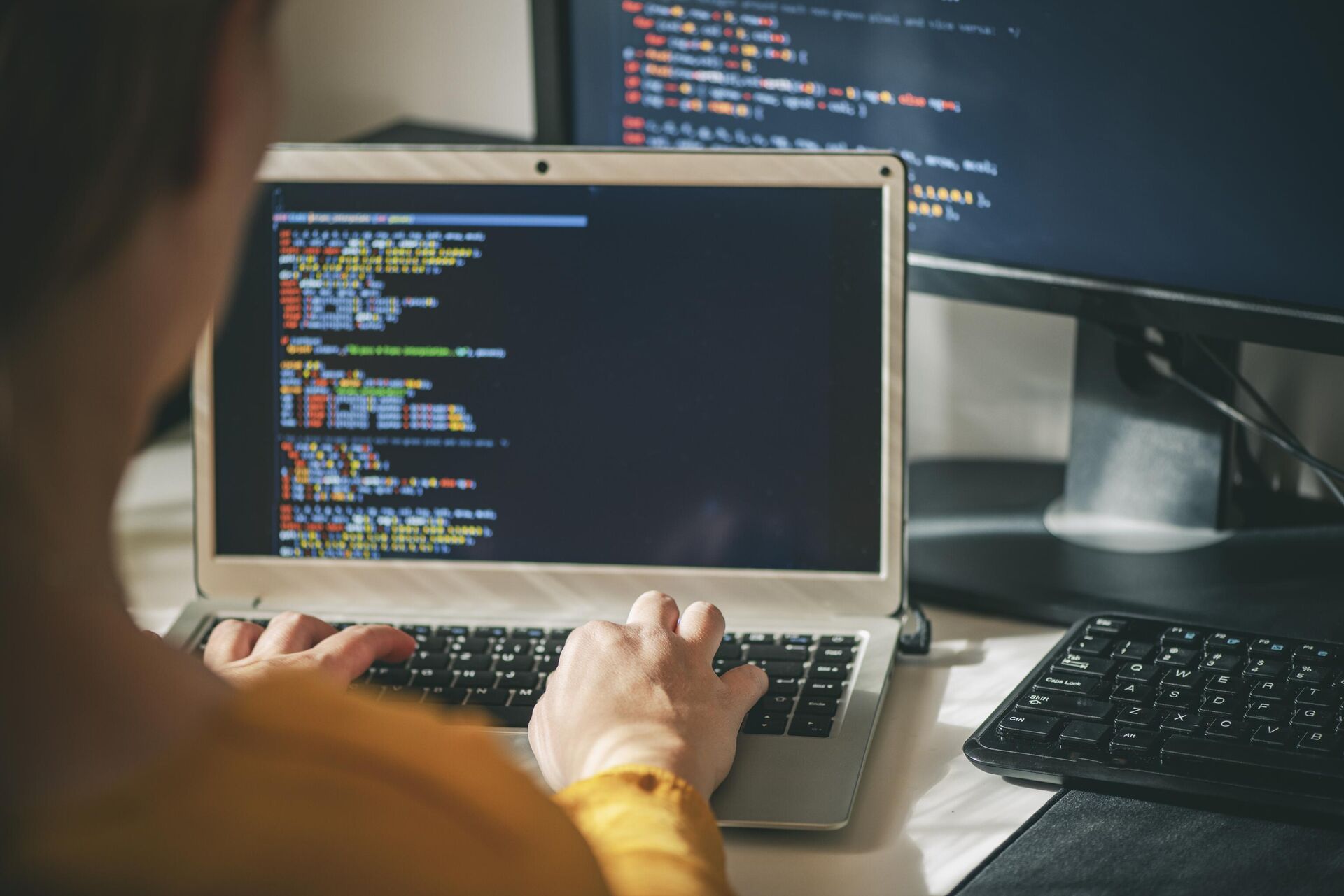 Девушка-программист во время работы Девушка-программист во время работы - РИА Новости, 1920, 25.02.2025