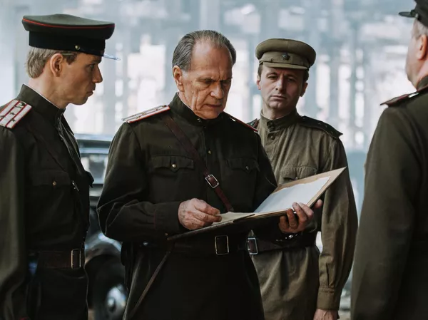 Кадр из сериала Атом