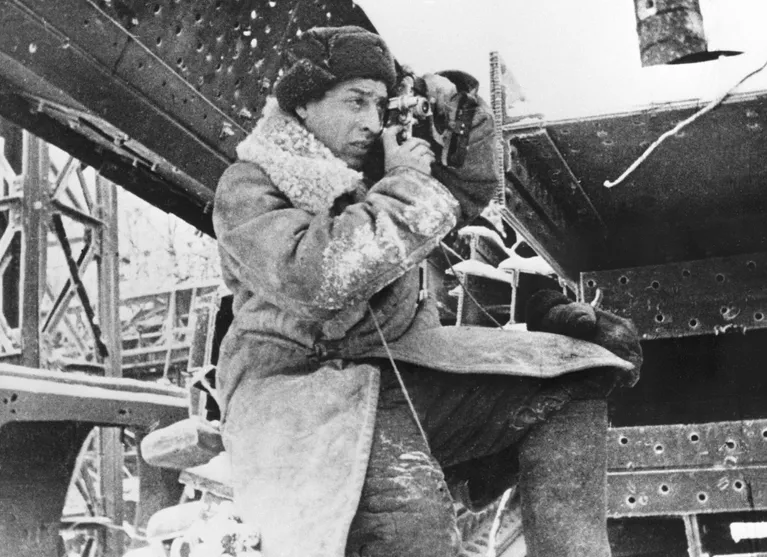 Фронтовой фотокорреспондент газеты Известия Георгий Зельма во время фотосъемки боев за Сталинград Фронтовой фотокорреспондент газеты Известия Георгий Зельма во время фотосъемки боев за Сталинград
