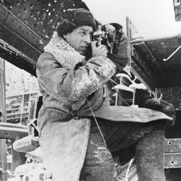 Фронтовой фотокорреспондент газеты Известия Георгий Зельма во время фотосъемки боев за Сталинград Фронтовой фотокорреспондент газеты Известия Георгий Зельма во время фотосъемки боев за Сталинград