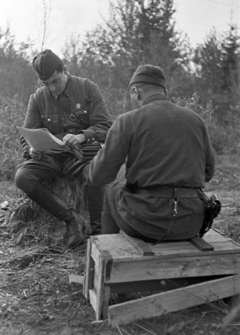 Советский писатель, сценарист и драматург, журналист, военный корреспондент Евгений Петров (псевдоним Евгения Петровича Катаева) (слева) в дни боев за Смоленск Советский писатель, сценарист и драматург, журналист, военный корреспондент Евгений Петров (псевдоним Евгения Петровича Катаева) (слева) в дни боев за Смоленск