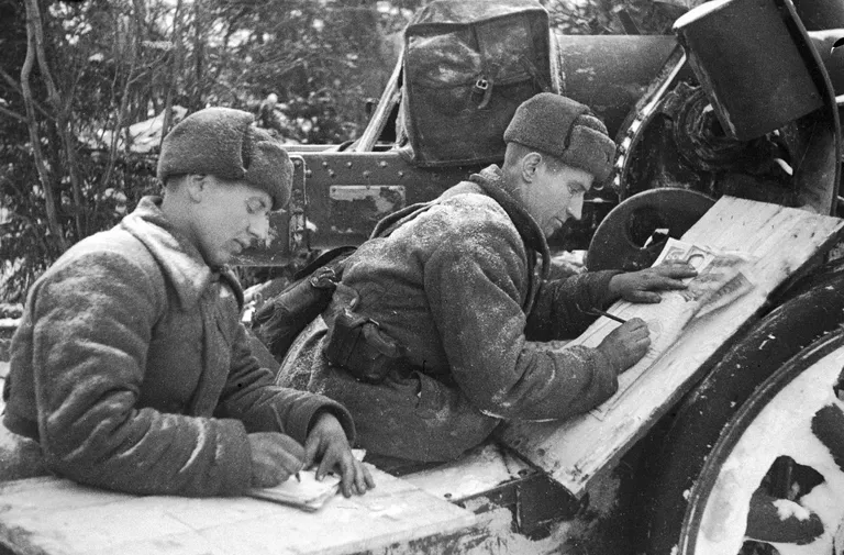 В артиллерийском подразделении регулярно выходит Боевой листок. Сержант Волвенков (справа) и боец Богачев готовят к выпуску новый номер газеты В артиллерийском подразделении регулярно выходит Боевой листок. Сержант Волвенков (справа) и боец Богачев готовят к выпуску новый номер газеты