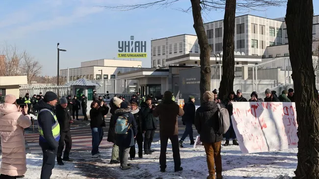 Митинг у здания посольства США в Киеве