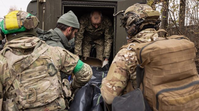 Транспортировка тела погибшего украинского военного