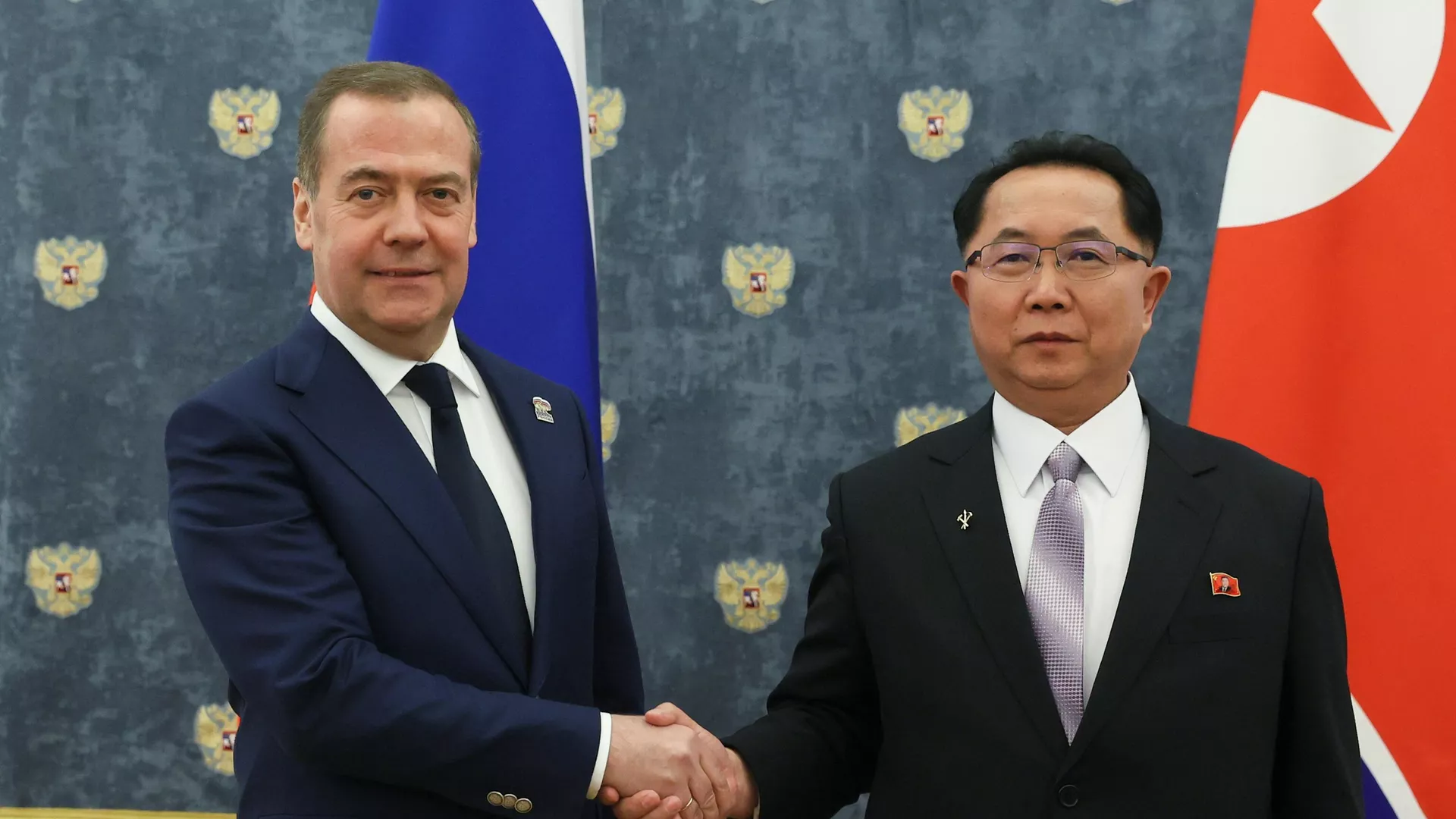 Заместитель председателя Совета безопасности РФ Дмитрий Медведев и секретарь ЦК Трудовой партии Кореи Ли Хи Ён во время встречи - РИА Новости, 1920, 26.02.2025