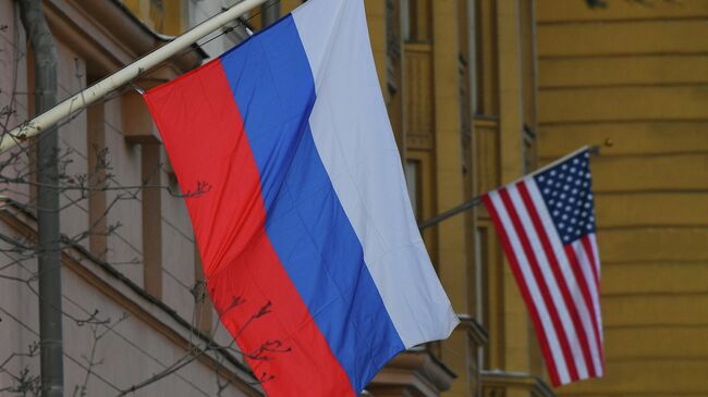 Государственные флаги России и США