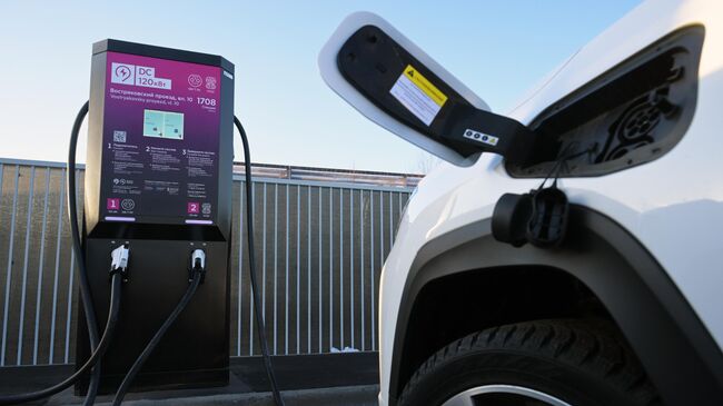 Элекромобиль заряжается в электрозарядном хабе Южный в Москве