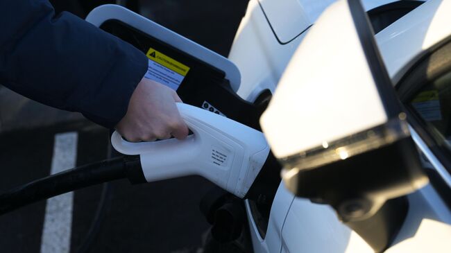 Зарядка элекромобиля в электрозарядном хабе