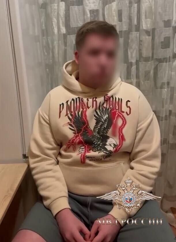 Один из курьеров мошенников, которые убедили блокадницу в Петербурге передать им более 13 миллионов рублей. Кадр видео - РИА Новости, 1920, 27.02.2025