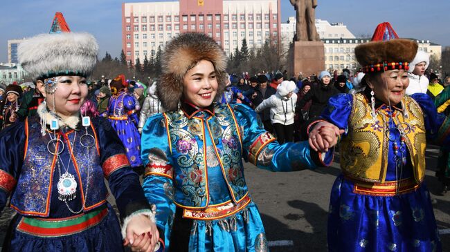 Участники народного танца-хоровода ехор на празднике Сагаалган по случаю буддийского Нового года в Чите