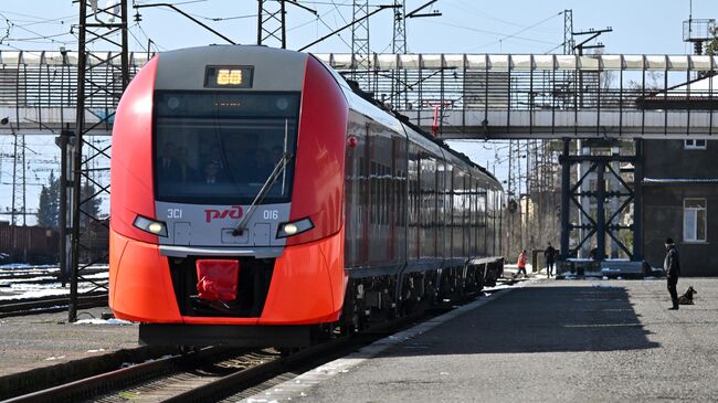 Электропоезд Ласточка прибывает на железнодорожную станцию в Сухуме