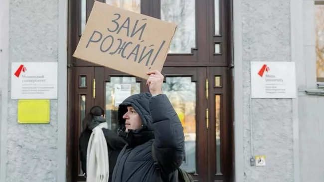Участник акции в поддержку новой демографической инициативы в Нижнем Новгороде