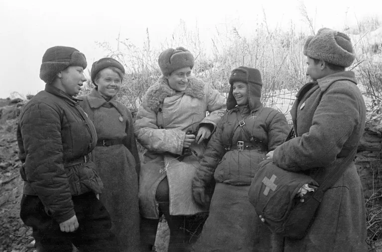 Польская и советская писательница, поэтесса, драматург, сценарист; государственный и общественный деятель Ванда Василевская (в центре) во время беседы с бойцами одной из частей РККА Польская и советская писательница, поэтесса, драматург, сценарист; государственный и общественный деятель Ванда Василевская (в центре) во время беседы с бойцами одной из частей РККА