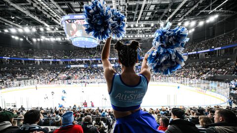 Девушка из группы поддержки на полуфинальном матче турнира Фонбет КХЛ Матч Звезд - 2024/2025