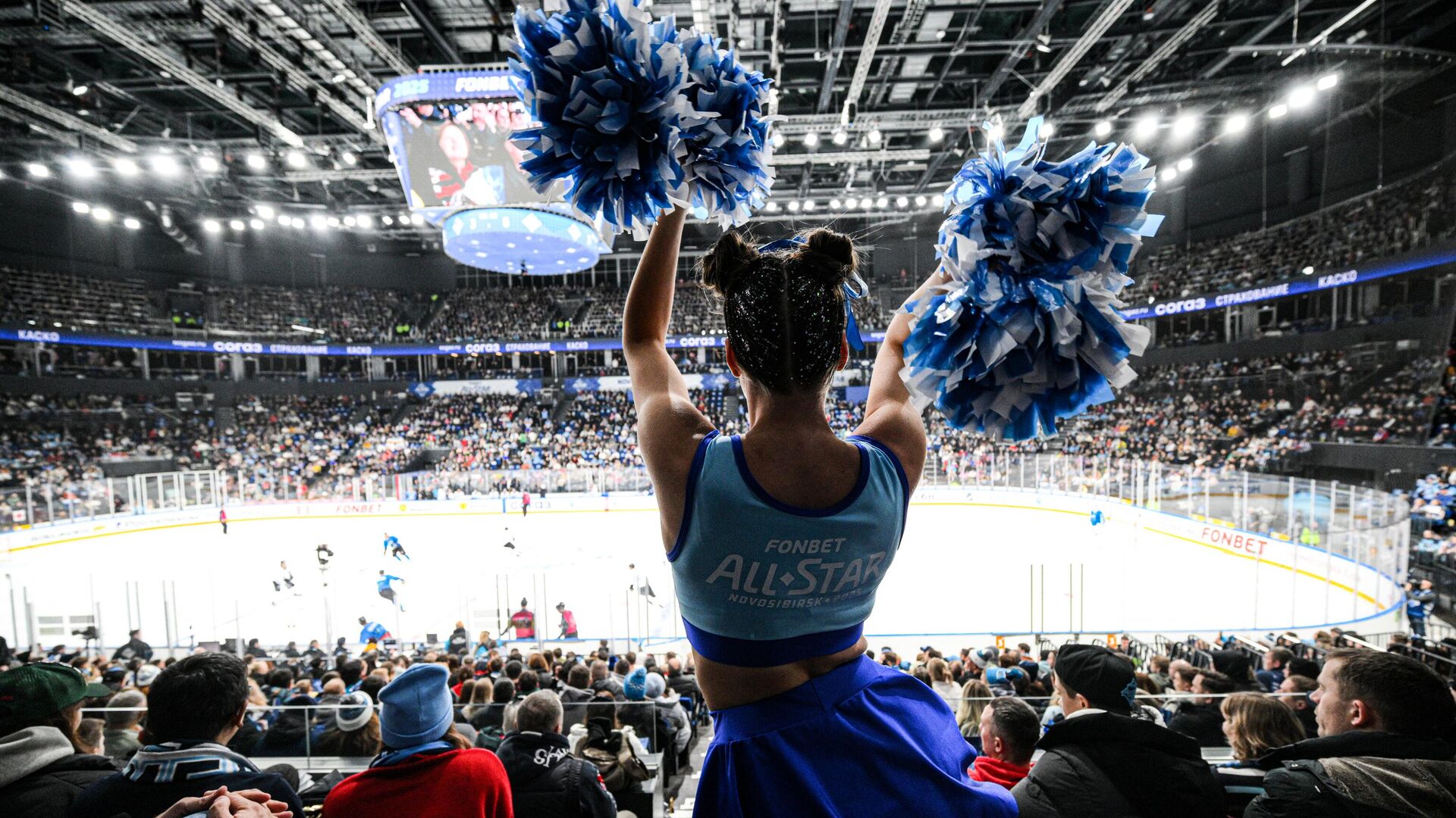Девушка из группы поддержки на полуфинальном матче турнира Фонбет КХЛ Матч Звезд - 2024/2025 между командами дивизиона Боброва и дивизиона Тарасова в Новосибирске - РИА Новости, 1920, 17.03.2025