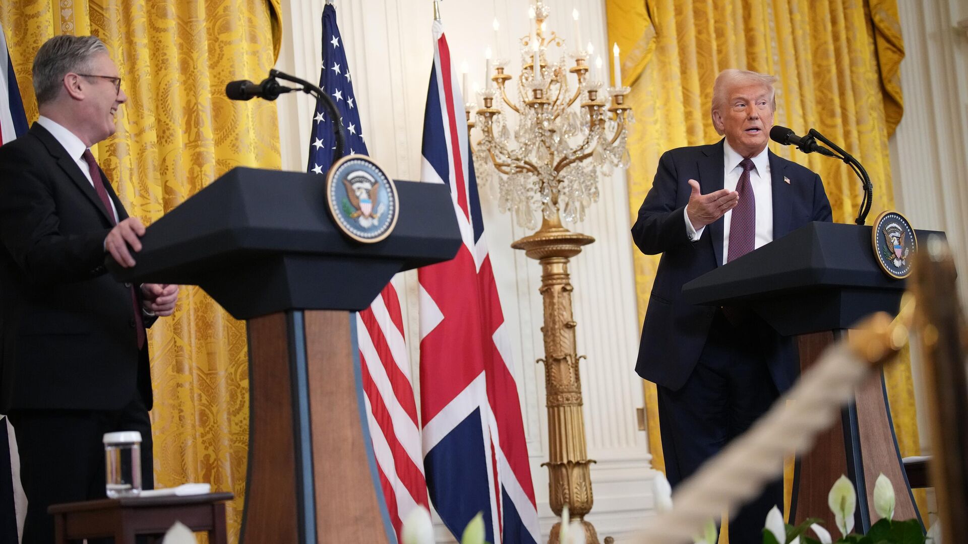Президент США Дональд Трамп на встрече с премьером Великобритании Киром Стармером в Белом доме - РИА Новости, 1920, 27.02.2025