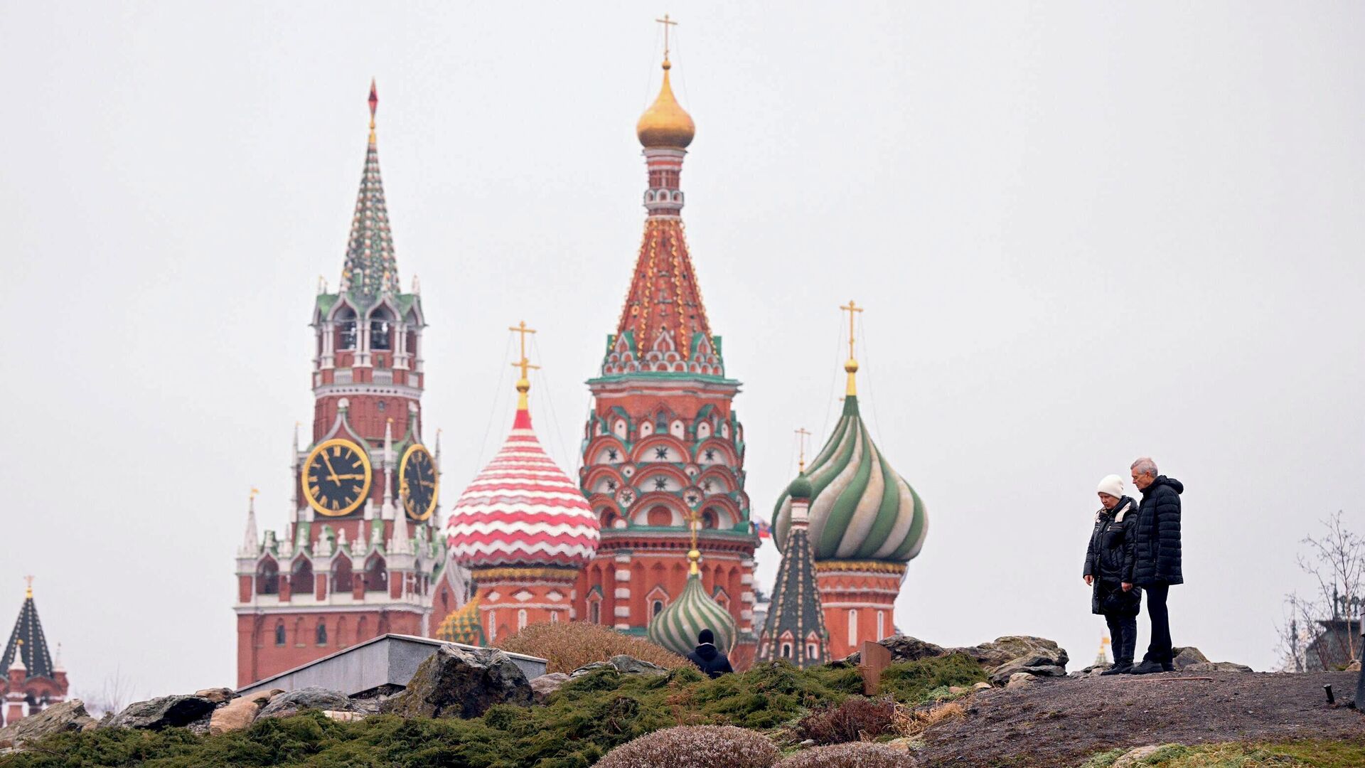 Люди в парке - РИА Новости, 1920, 28.02.2025