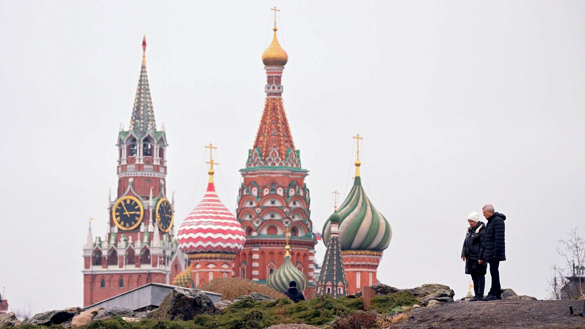 Люди в парке Зарядье в Москве - РИА Новости, 1920, 22.04.2025