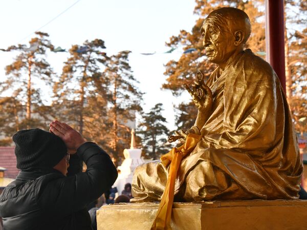 Верующий на территории читинского дацана Дамба Брайбунлинг перед проведением очищающего ритуала Дугжууба в канун буддийского Нового года Сагаалган Верующий на территории читинского дацана Дамба Брайбунлинг перед проведением очищающего ритуала Дугжууба в канун буддийского Нового года Сагаалган