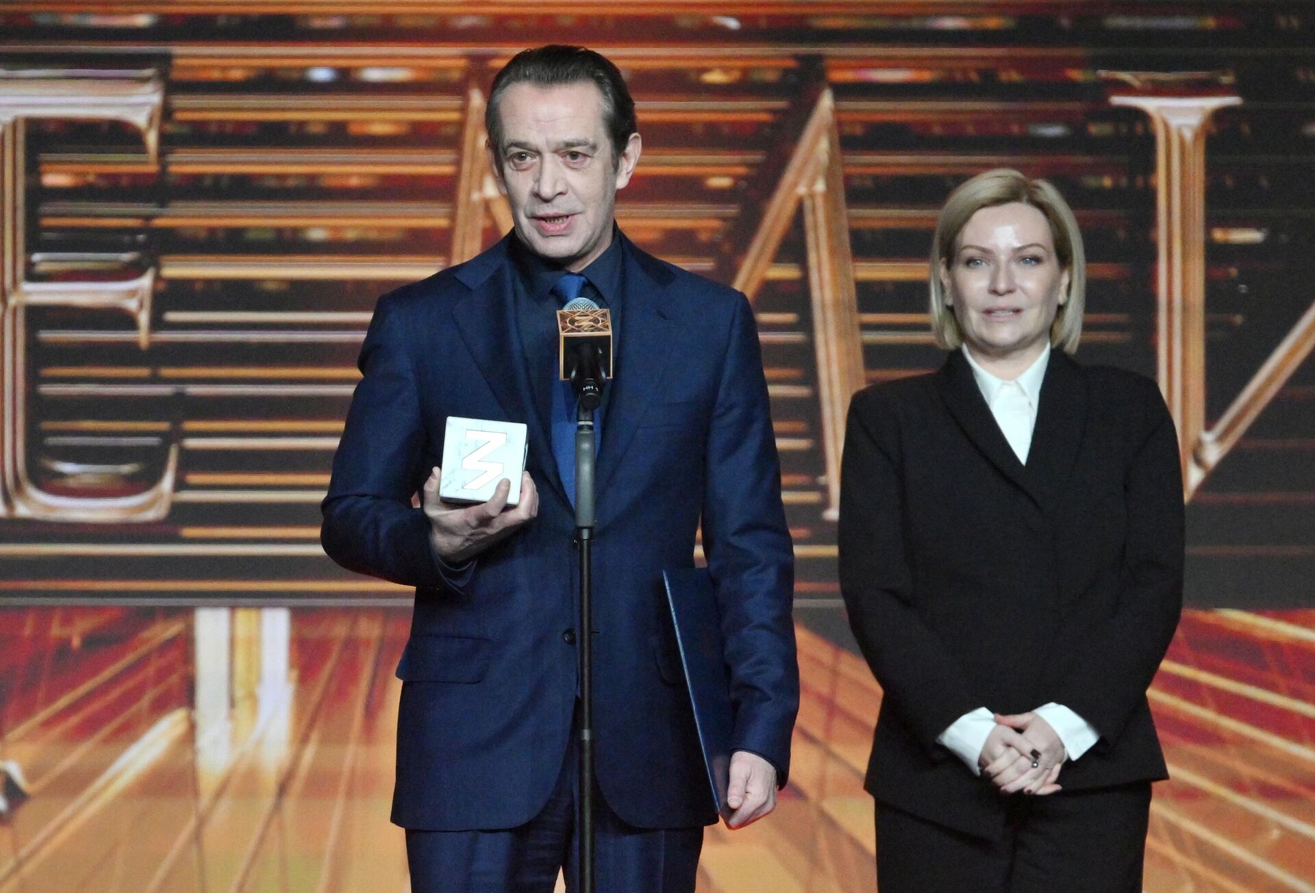 Народный артист России, худрук Театра Олега Табакова и Современника Владимир Машков и министр культуры РФ Ольга Любимова на торжественной церемонии вручения просветительской награды Знание.Премия в Национальном центре Россия в Москве Народный артист России, худрук Театра Олега Табакова и Современника Владимир Машков и министр культуры РФ Ольга Любимова на торжественной церемонии вручения просветительской награды Знание.Премия в Национальном центре Россия в Москве - РИА Новости, 1920, 08.11.2025