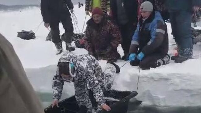 Спасение рыбаков с льдины в Охотском море в Сахалинской области